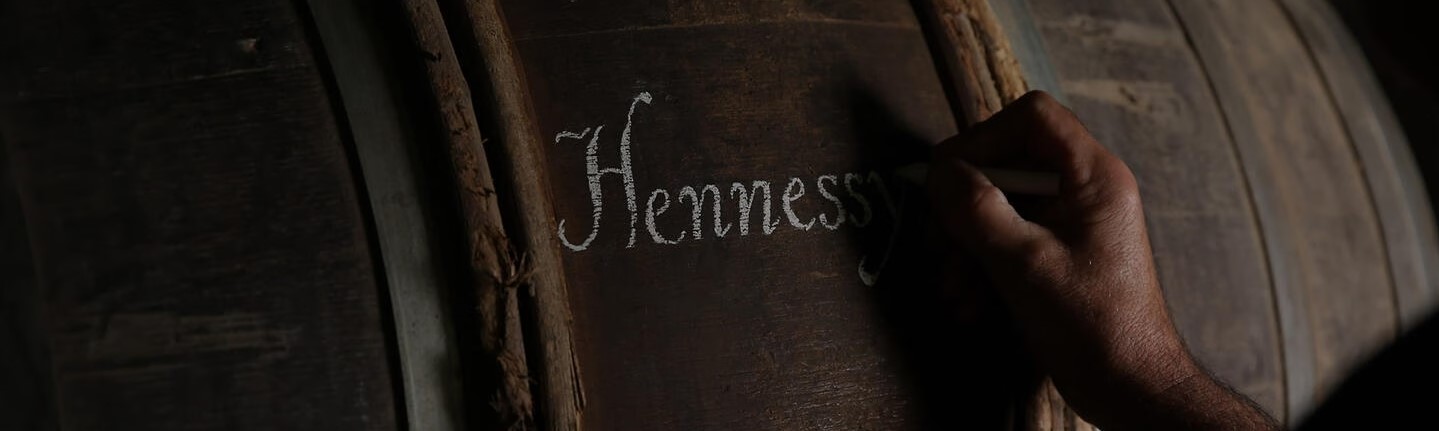Hennessy está escrito con tiza en las barricas de roble