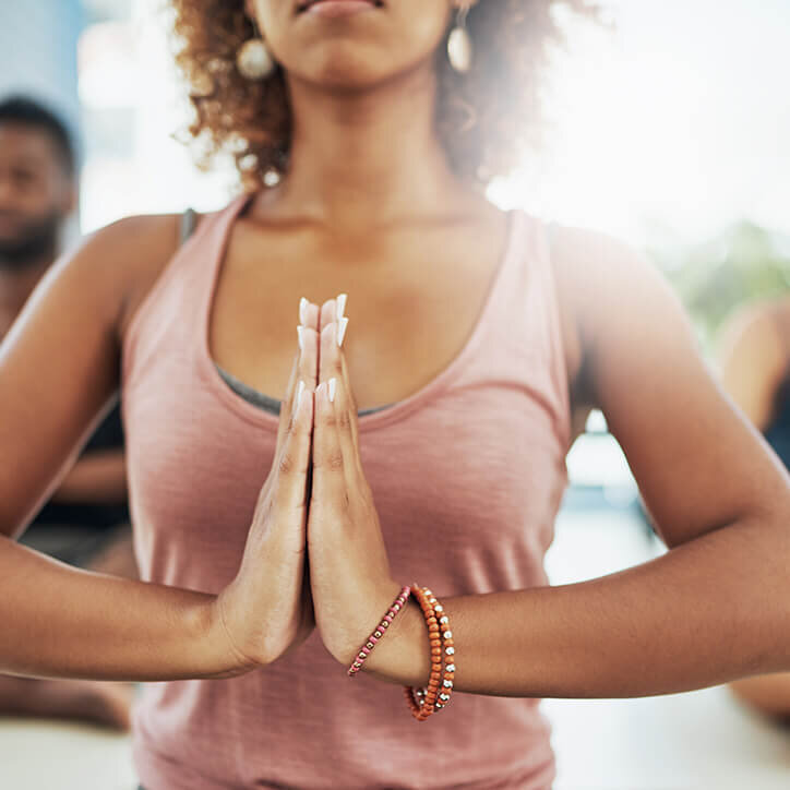Femme équilibrée au yoga