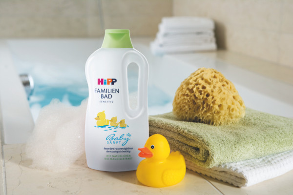 Bath with towel, duck, sponge and Hipp family bath