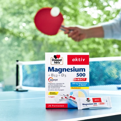 El paquete directo de magnesio 500 se apoya en la mesa de ping-pong, en la que jugamos