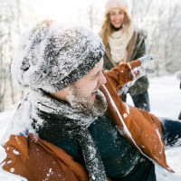 Homme et femme dans la neige