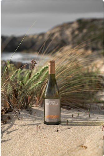 Botella de vino Cape Mentelle en un campo